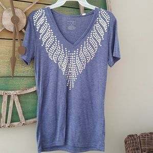 Short sleeved v-neck with decorations